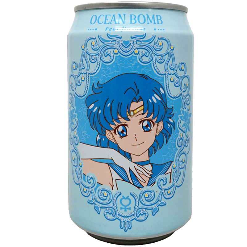 The can features a charming illustration of a character with blue hair, dressed in an outfit adorned with detailed and ornate designs. The background is a soothing light blue, accentuating the character's calm and confident expression. Decorative elements frame the character, adding an elegant touch to the overall design.